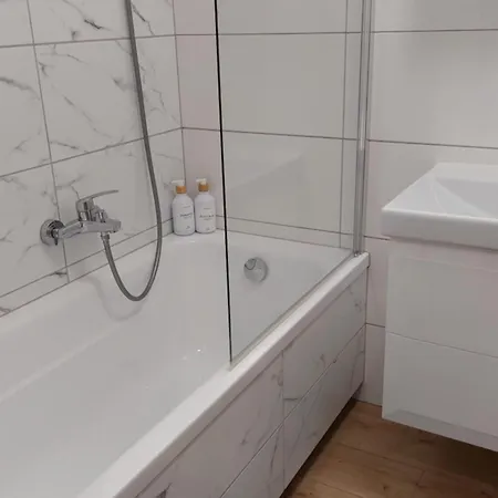 Zyczliwy Z Garazem Apartment *